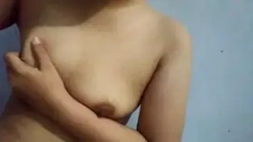 Cewek Cantik Pasrah Remas Dada Di Atas Kasur poster