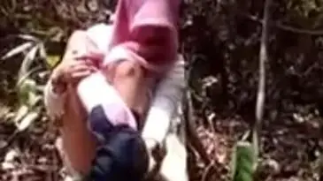 Jilbab Pink Melayu Main Di Hutan poster